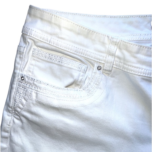 WHITE HOUSE BLACK MARKET "FEEL
BEAUTIFUL" Capris W/Stitching & Sequins SZ 16 - Picture 7 of 13